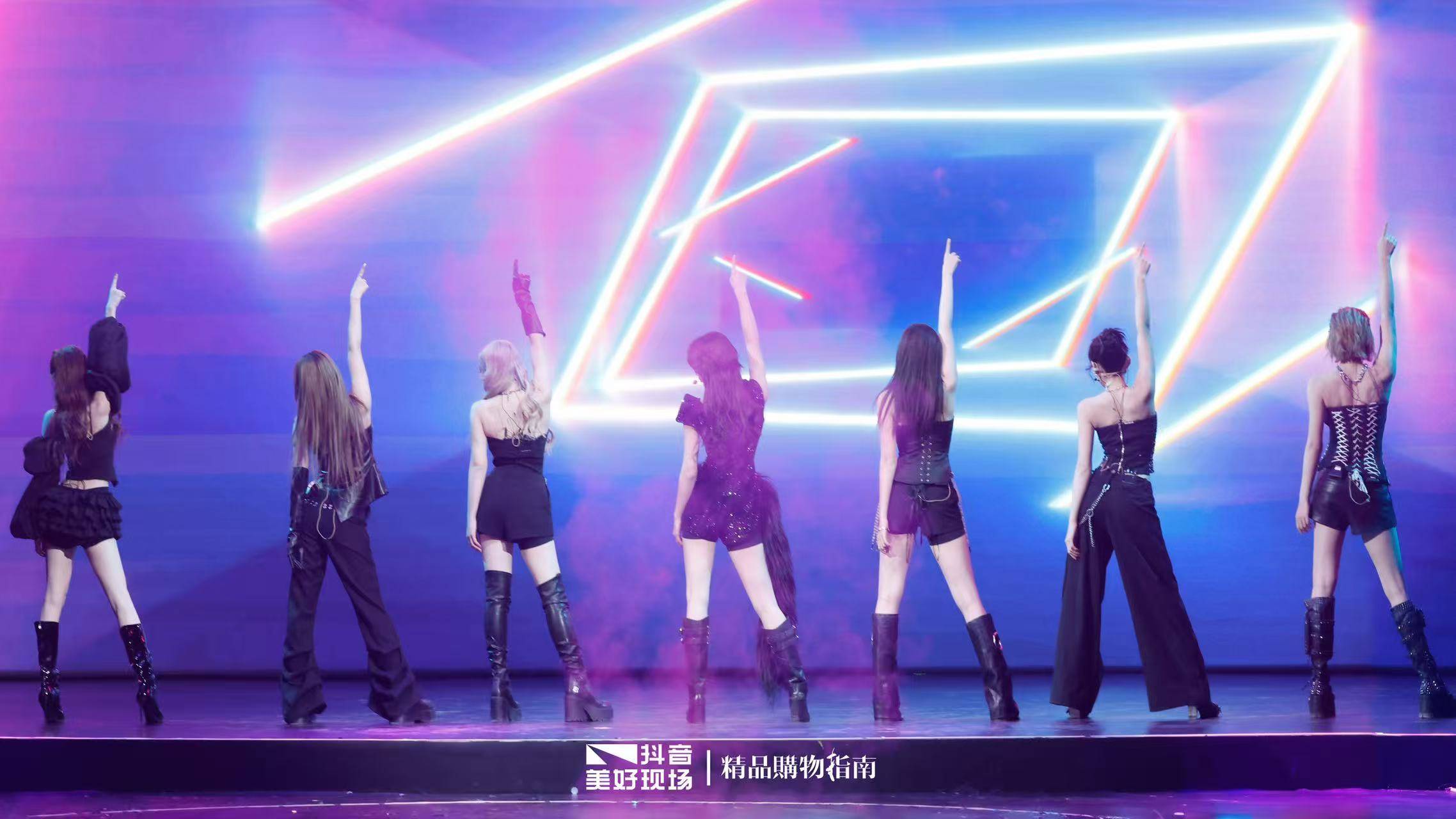 2025流光盛典” 定义秋冬温暖新潮流麻将胡了网址“Shining Night(图2)